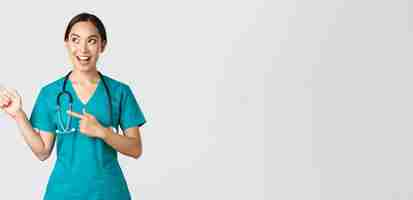 Photo gratuite concept de pandémie de travailleurs de la santé covid optimiste souriante infirmière asiatique médecin en gommage look...