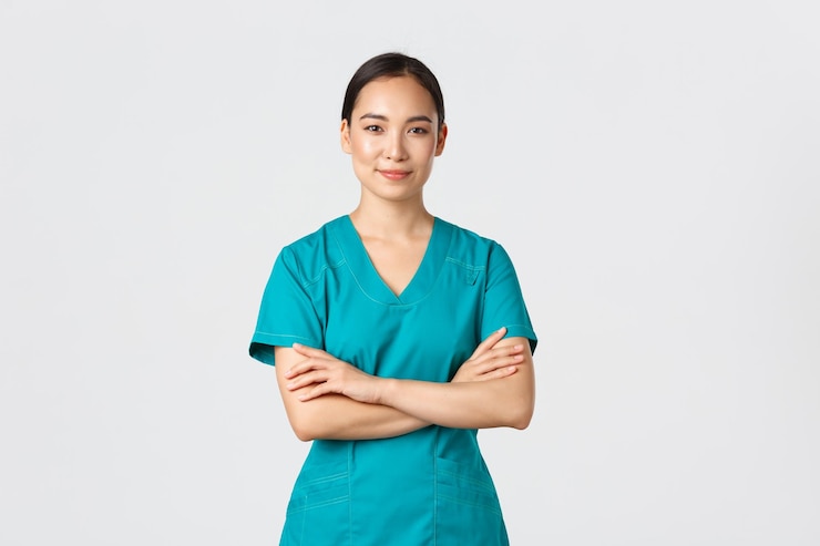 Photo gratuit concept de pandémie de travailleurs de la santé covid19 infirmière asiatique souriante et confiante en gommage debout poitrine bras croisés confiant médecin professionnel prêt pour la chirurgie debout fond blanc