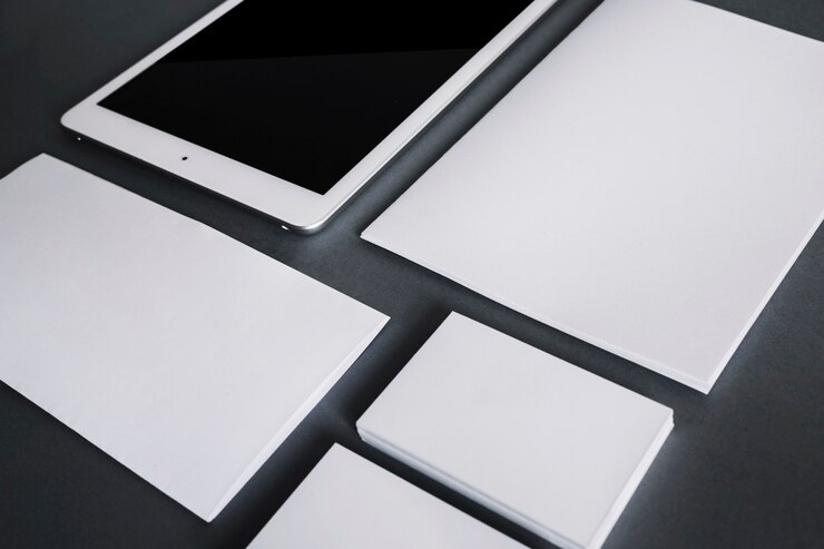 Photo gratuit concept de papeterie vide avec tablette et brochure