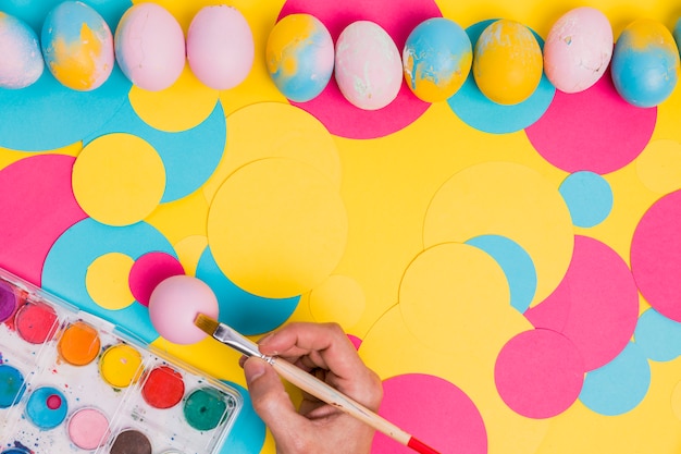 Photo gratuite concept de la peinture des oeufs de pâques