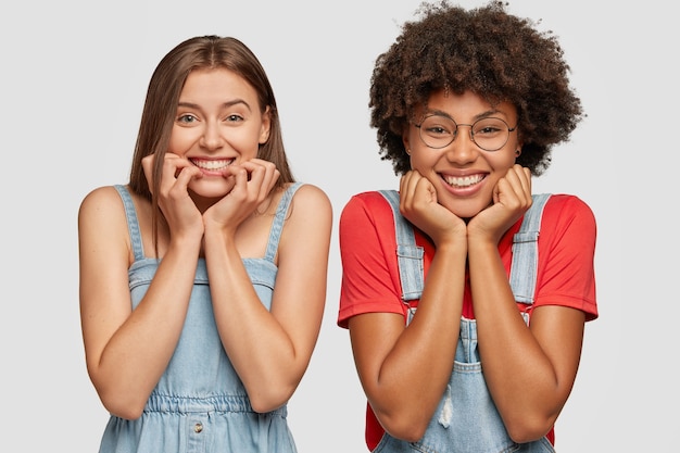 Concept De Personnes Et De Diversité. Les Femmes Métisses Joyeuses Tiennent Le Menton, Ont Des Sourires à Pleines Dents