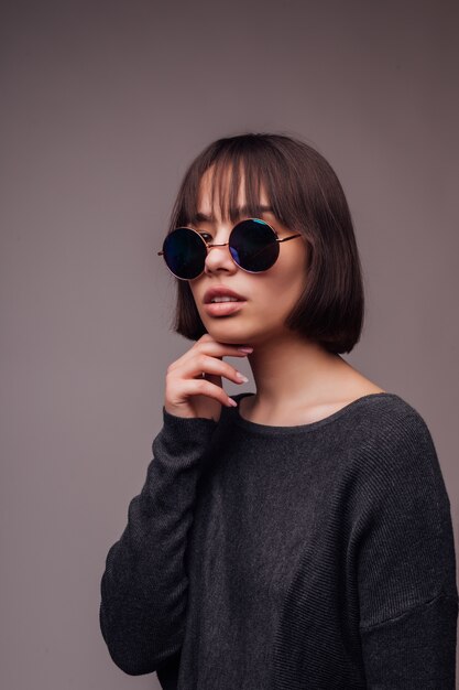 Concept de personnes, de style et de mode - heureuse jeune femme ou adolescente en vêtements décontractés et lunettes de soleil