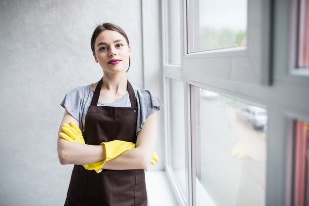 Concept de personnes, de travaux ménagers et d'entretien ménager - table de nettoyage de femme heureuse dans la cuisine à domicile