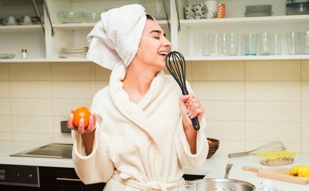 Concept de petit déjeuner avec femme heureuse