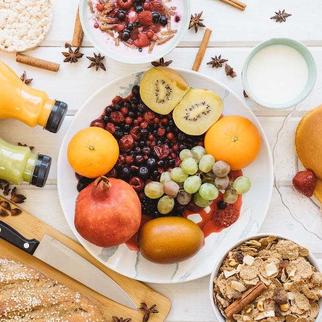 Photo gratuite concept de petit-déjeuner sain avec assiette