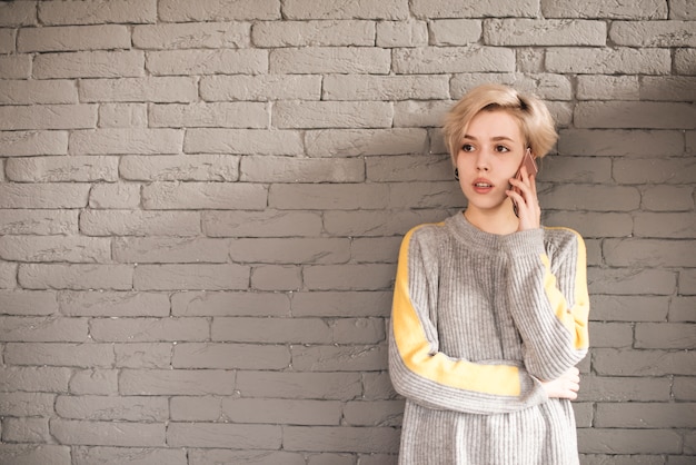 Concept de pigiste avec une femme appelant devant le mur