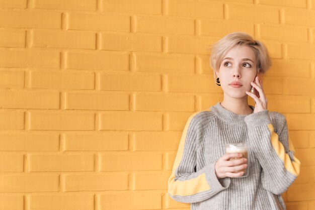 Concept de pigiste avec une femme appelant devant le mur