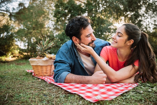 Photo gratuite concept de pique-nique et d'amour