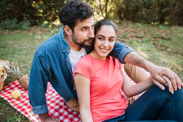 Concept de pique-nique avec couple assis dans la nature