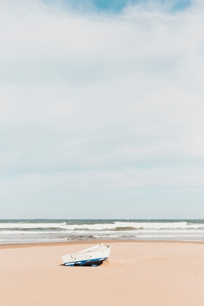 Concept de plage avec bateau