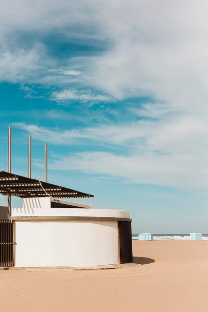 Concept de plage avec bâtiment