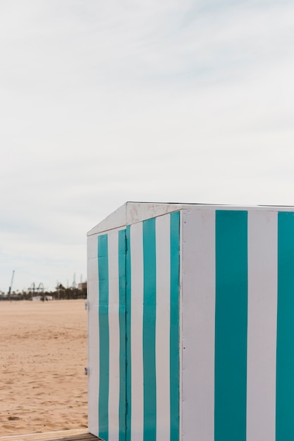 Concept de plage avec bâtiment