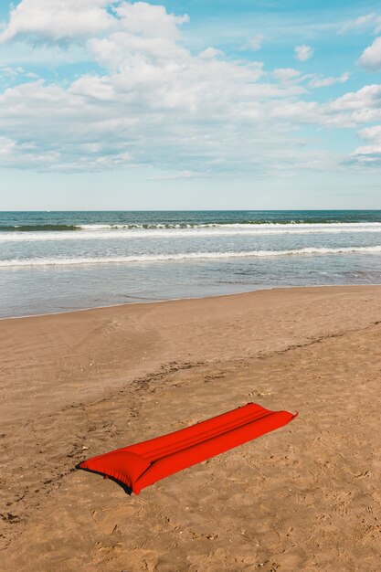 Concept de plage avec matelas d&#39;air rouge