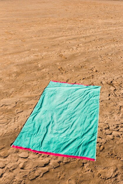 Concept de plage avec une serviette verte