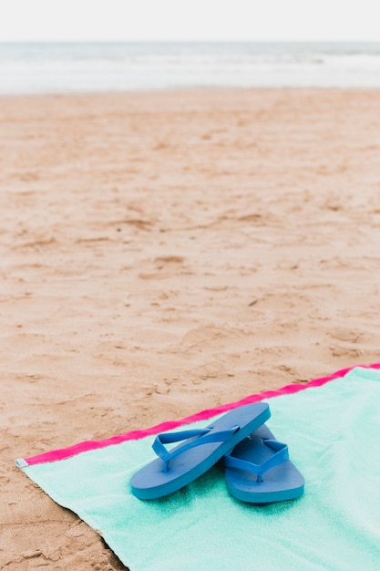 Photo gratuite concept de plage avec des tongs sur une serviette