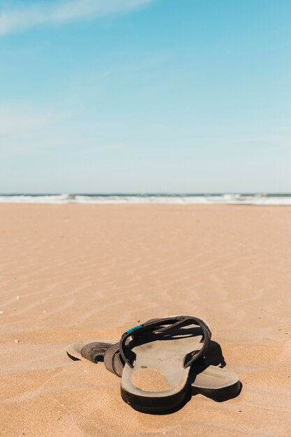 Concept de plage avec des tongs