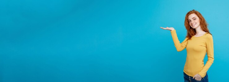 Photo gratuit concept de plaisir et de personnes portrait en tête d'une fille heureuse aux cheveux roux au gingembre avec la présentation de la main et