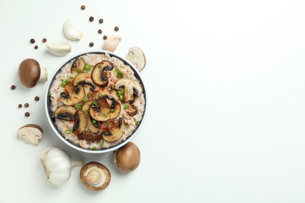 Concept de plats savoureux avec risotto aux champignons sur fond blanc