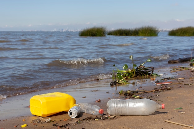 Photo gratuite concept de pollution avec des déchets plastiques