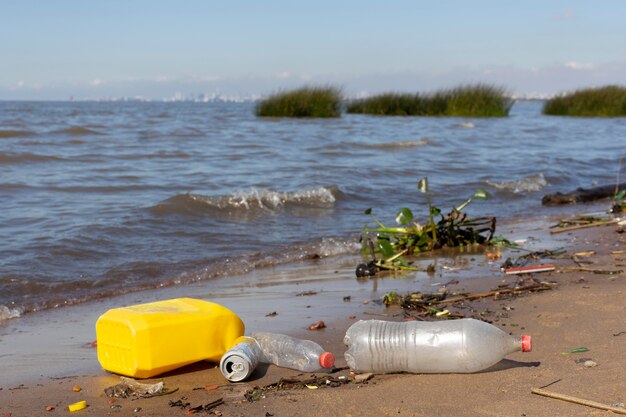 Concept de pollution avec des déchets plastiques