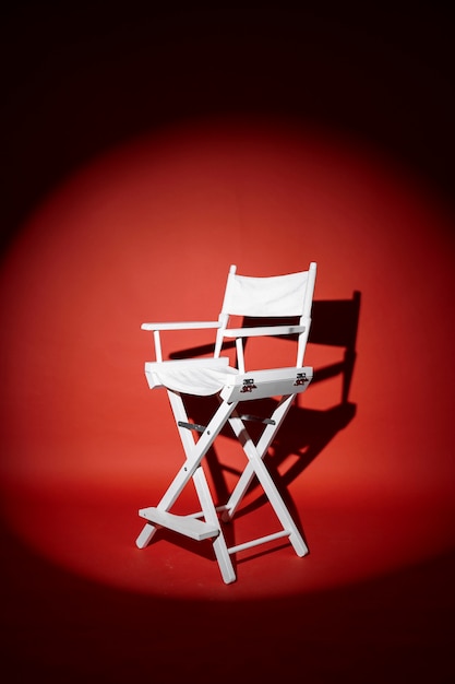 Photo gratuite concept de portrait en studio avec chaise