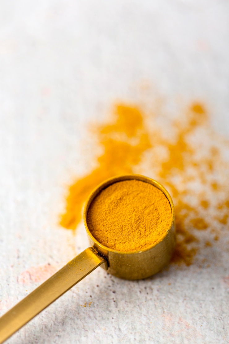 Photo gratuit concept de poudre de condiments à angle élevé