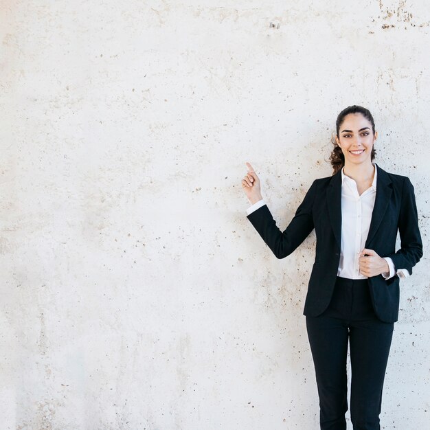 Concept de présentation avec femme d&#39;affaires souriant