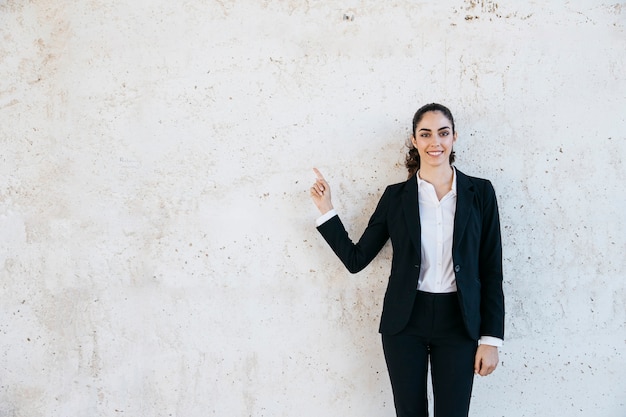 Concept de présentation avec jeune femme d&#39;affaires