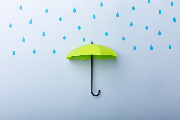 Concept de protection avec parapluie