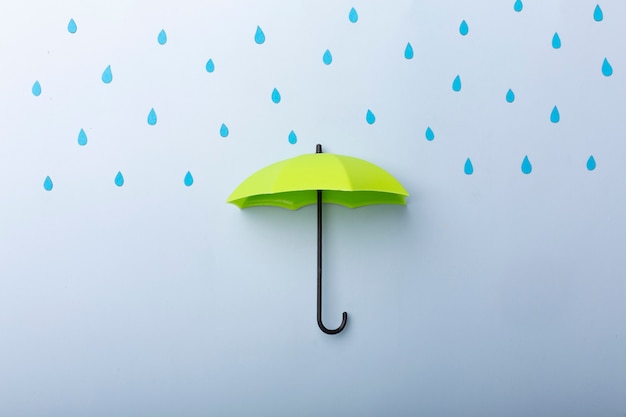 Concept de protection avec parapluie