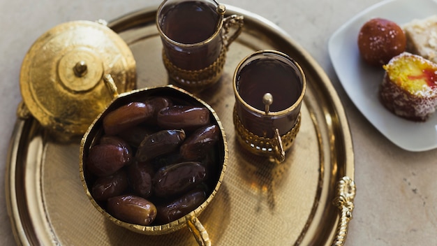 Concept de Ramadan avec des dates et du thé