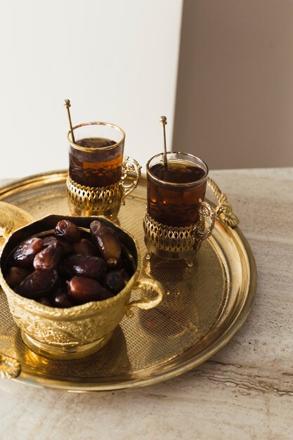 Concept de Ramadan avec des dates et du thé
