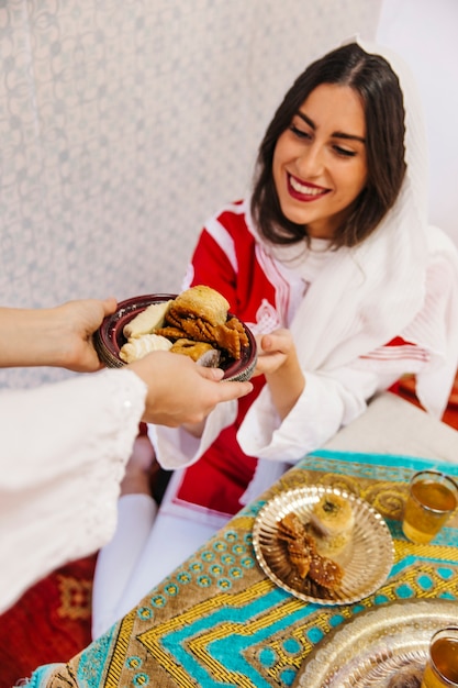 Concept de Ramadan avec femme recevant de la nourriture