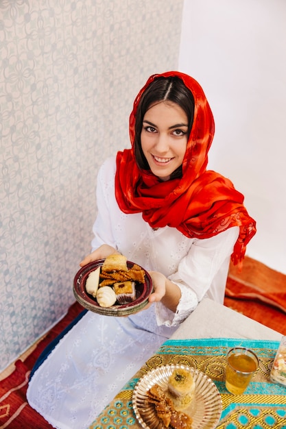 Concept de Ramadan avec femme recevant de la nourriture