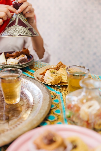 Concept de Ramadan avec de la nourriture et té