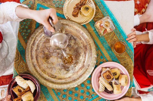 Concept de Ramadan avec de la nourriture et té