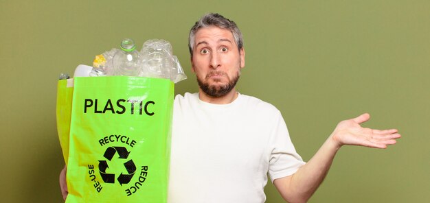 Concept de recyclage de l'homme d'âge moyen