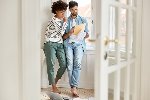 Concept de réflexion et de collaboration. Toute la durée du travail multiethnique féminin et masculin en équipe dans une seule entreprise