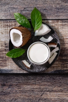 Concept de régime alimentaire et de nutrition santé lait de noix alternatif végétalien à partir de noix de coco vue de dessus espace de copie