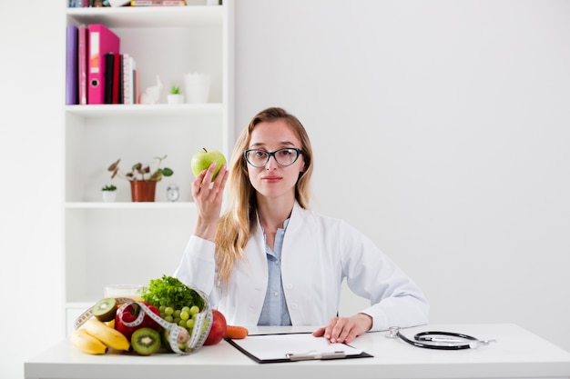 Concept de régime avec femme scientifique et une alimentation saine