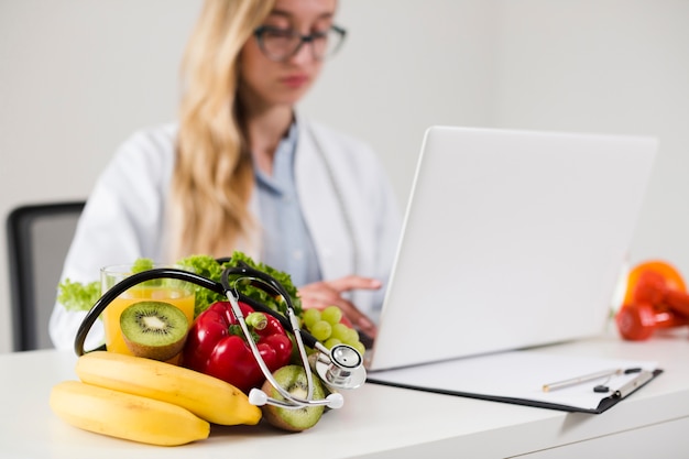 Concept de régime avec femme scientifique et une alimentation saine