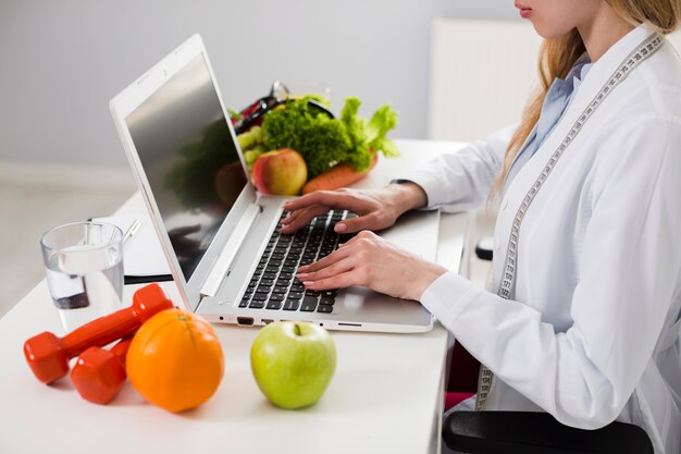 Concept de régime avec femme scientifique et une alimentation saine