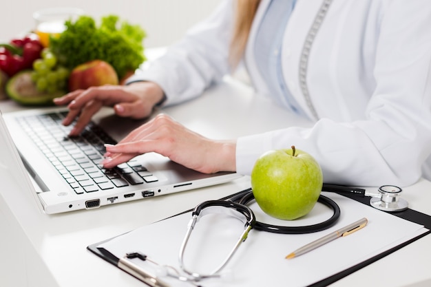 Concept de régime avec femme scientifique et une alimentation saine