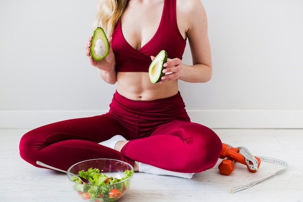 Photo gratuite concept de régime avec femme sport et une alimentation saine