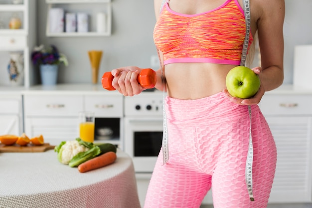 Concept de régime avec femme sportive en cuisine