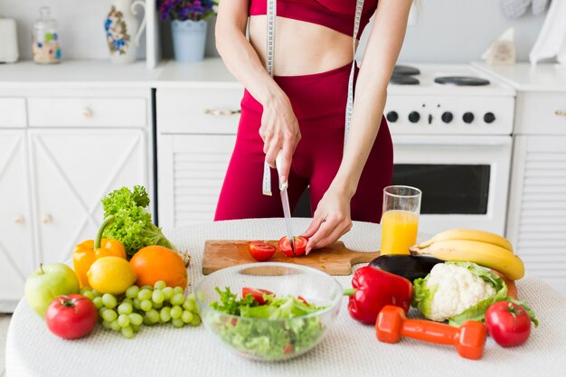 Concept de régime avec femme sportive en cuisine