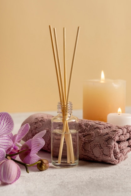 Photo gratuite concept de relaxation avec des bâtons et des bougies parfumés