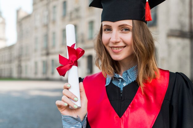 Concept de remise des diplômes avec portrait de femme heureuse