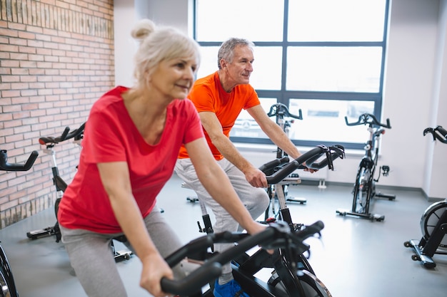 Concept de remise en forme avec un couple âgé