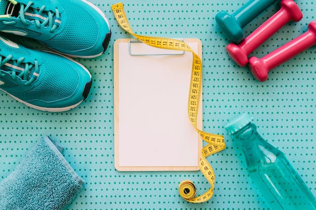 Concept de remise en forme et d&#39;entraînement avec presse-papiers